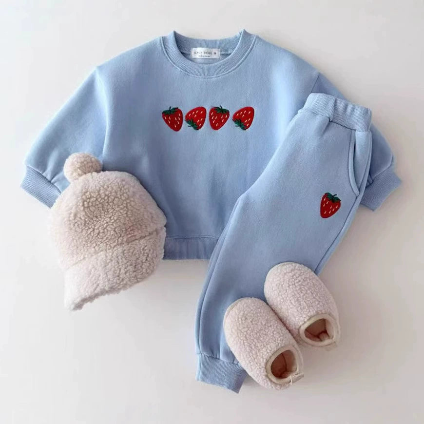 Completo Felpato Bimbo/Bimba “Fragole” – 2 Pezzi