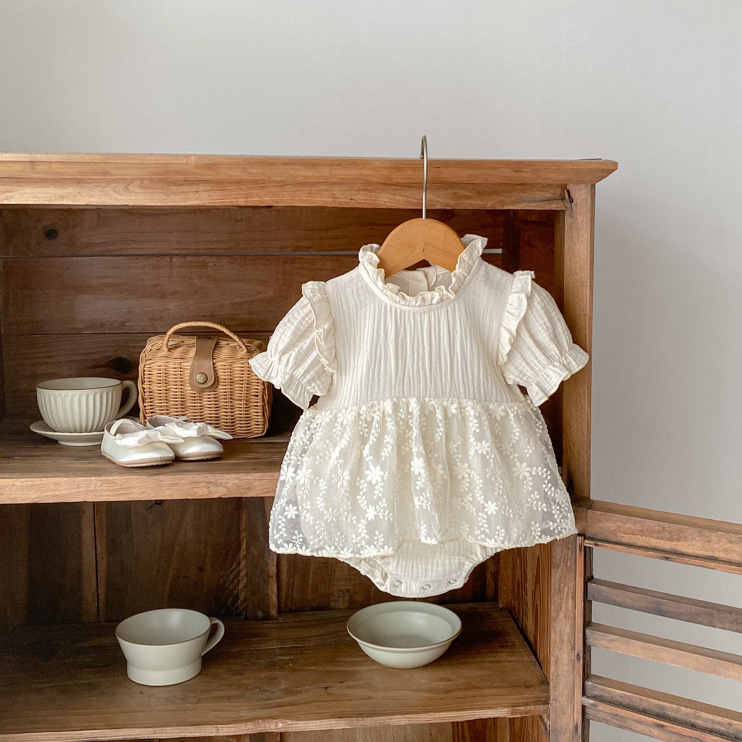 Pagliaccetto Neonata/ Bimba in Mussola con Gonna Ricamata – Modello Fiorellini