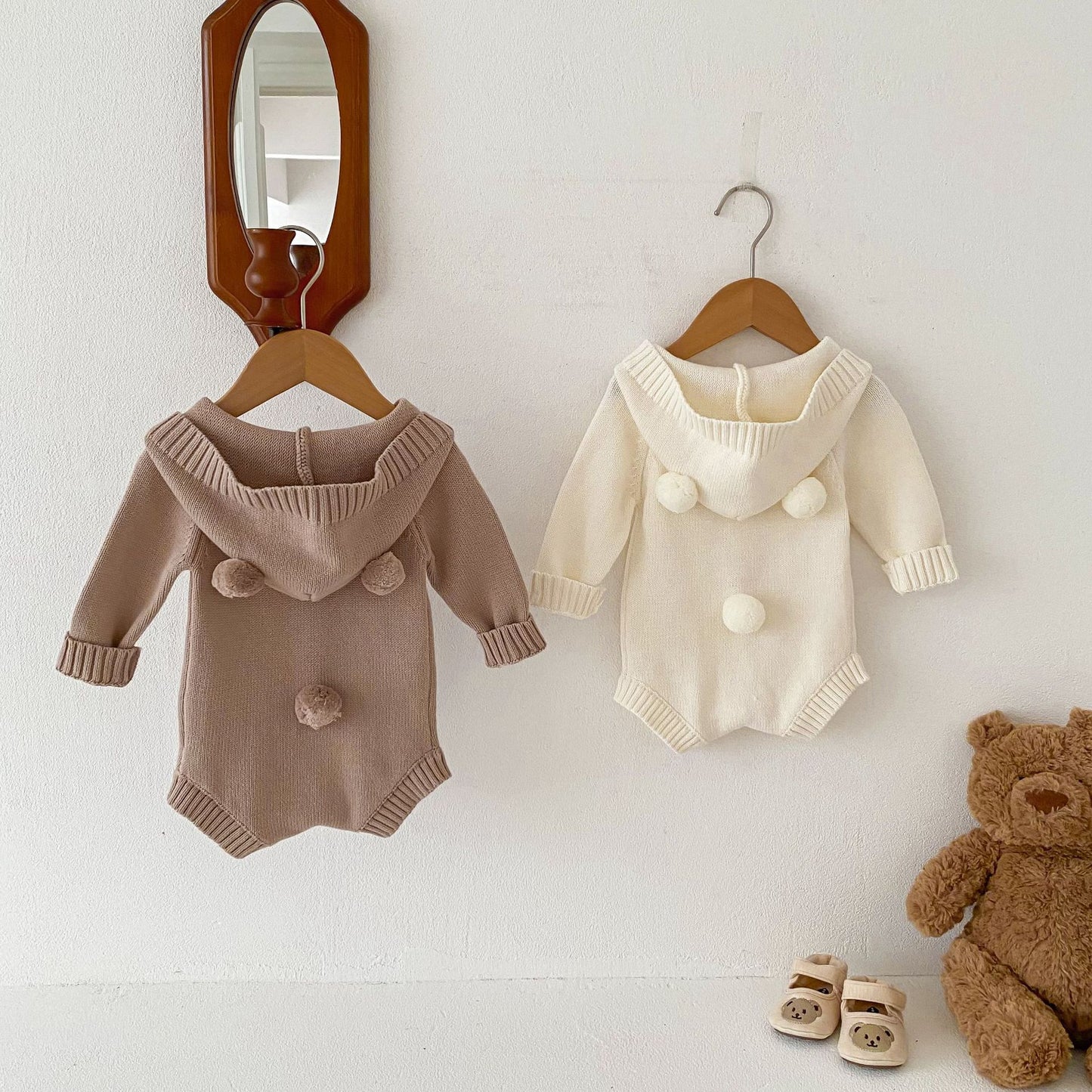 Body in maglia con cappuccio e bottoni Beige o Crema