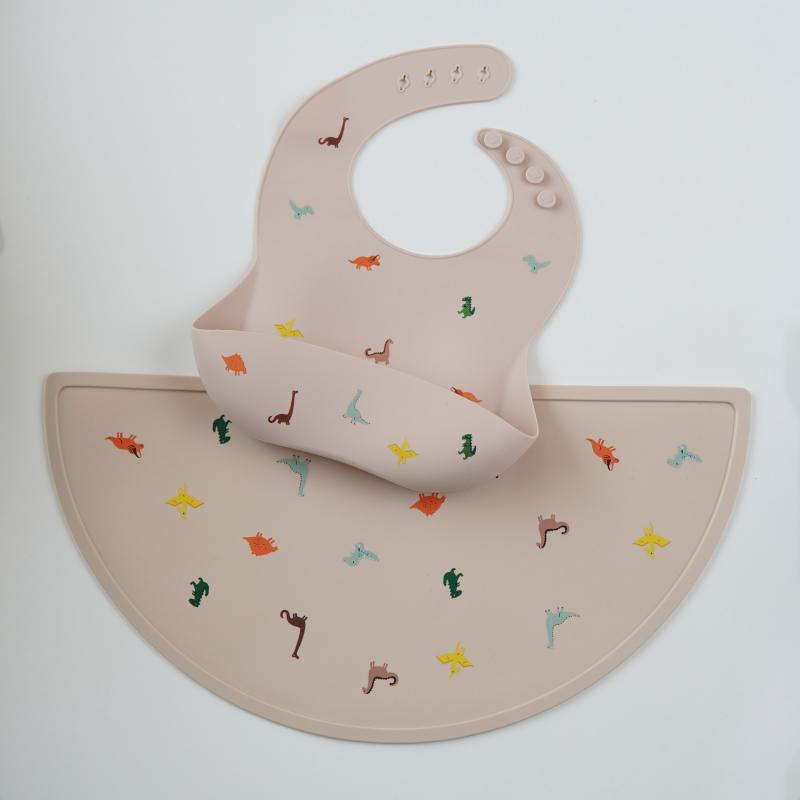 Set Bavaglino + Tovaglietta in Silicone Fantasia Dinosauri Colorati