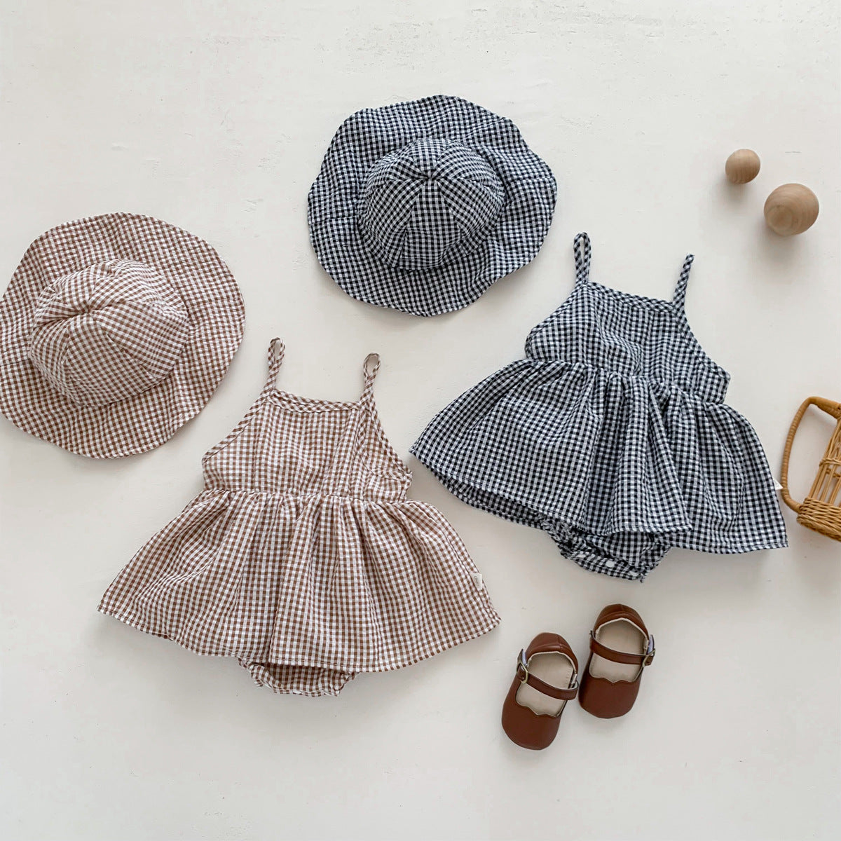 Completo Estivo Vichy con Cappello Freschezza e Stile per le Giornate di Sole