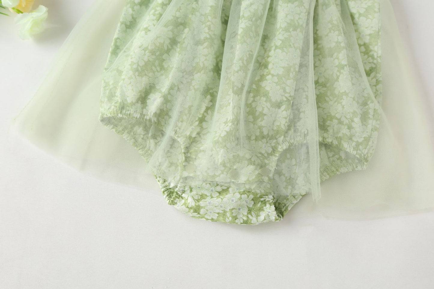 Vestitino/pagliaccetto verde malva floreale con cappellino