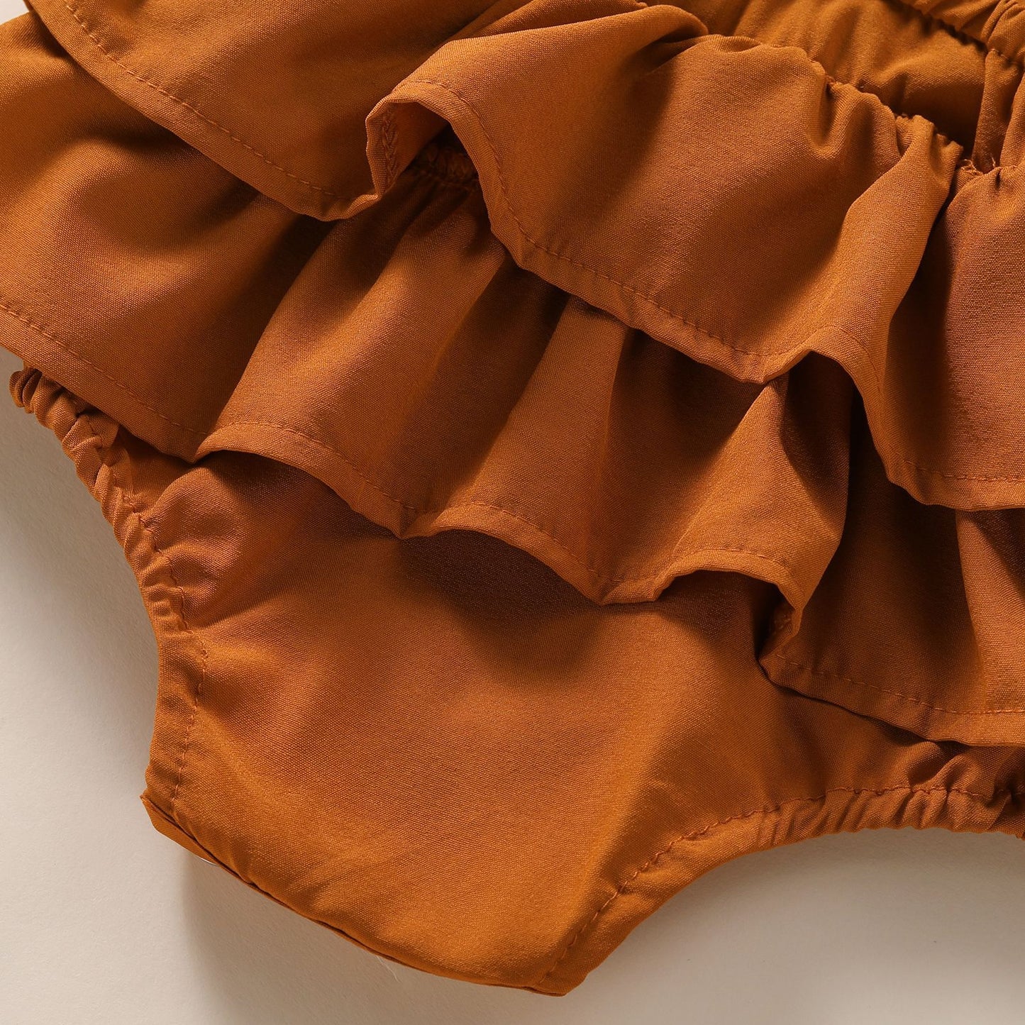 Completo Estivo 3 Pezzi Bimba – Top Bianco, Salopette Cognac e Fascia Fiocco