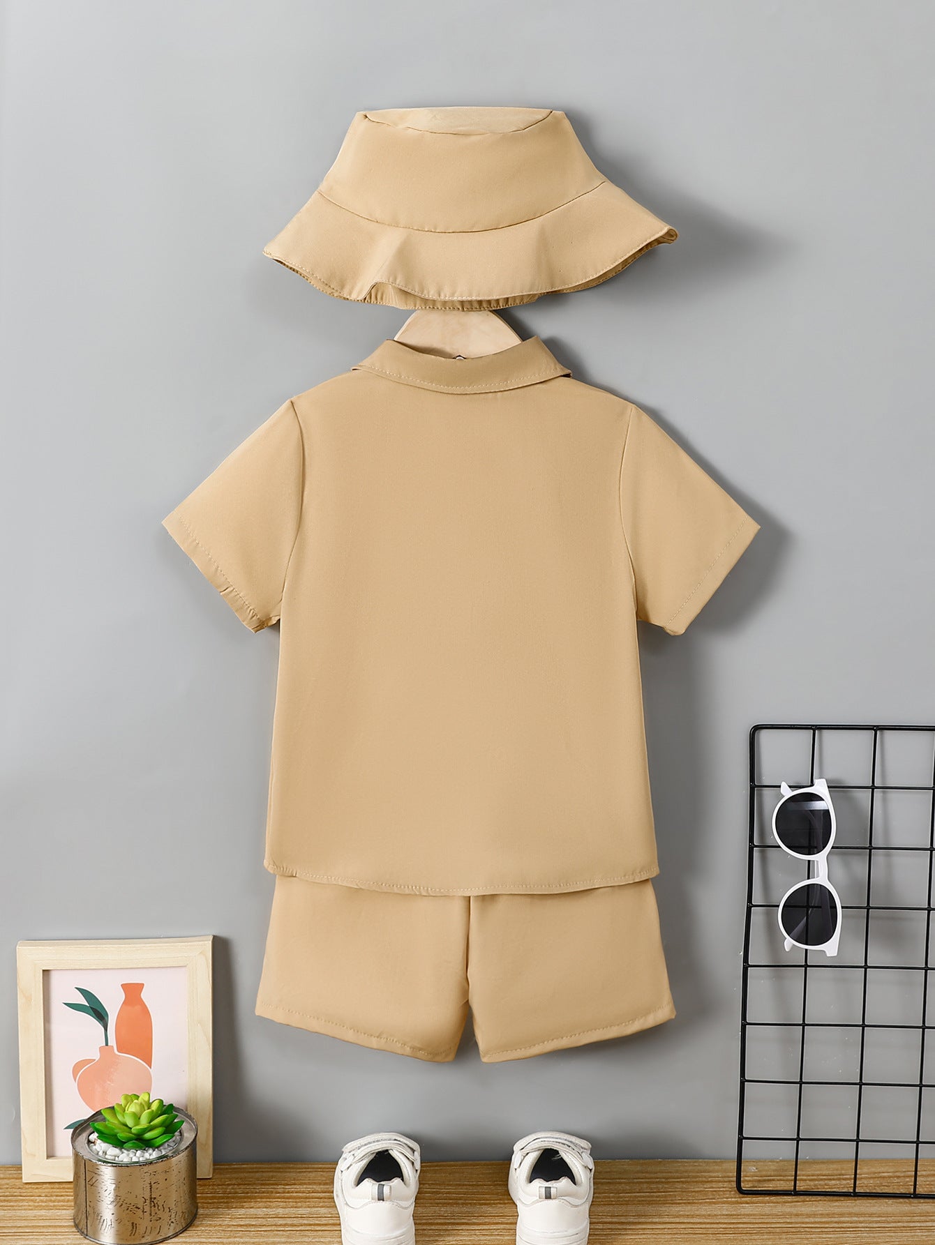 Completo Estivo Bambino 3 Pezzi Camicia, T-shirt e Shorts con Cappello Coordinato