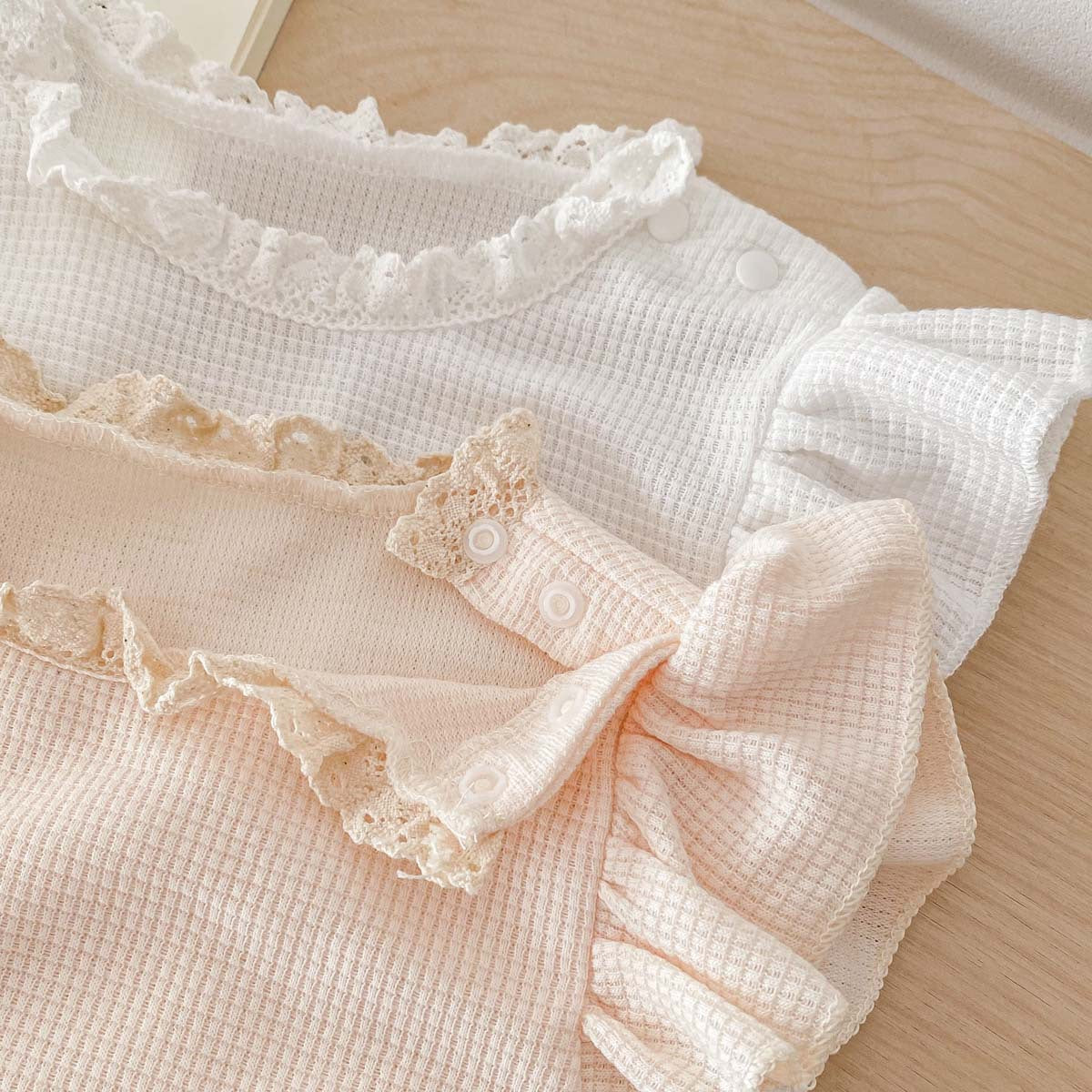 Tutina neonata con cuffietta coordinata Eleganza e comfort estivo