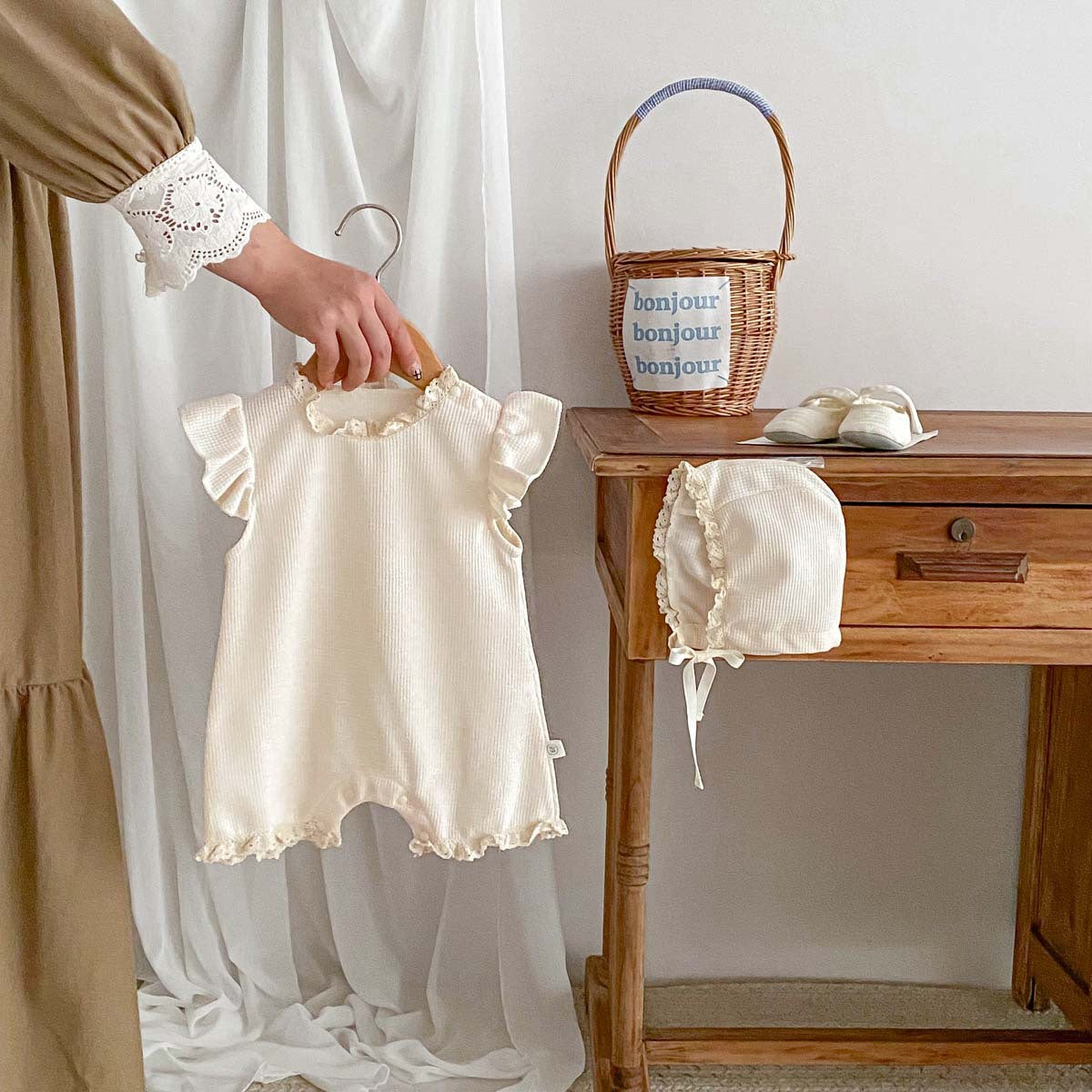 Tutina neonata con cuffietta coordinata Eleganza e comfort estivo