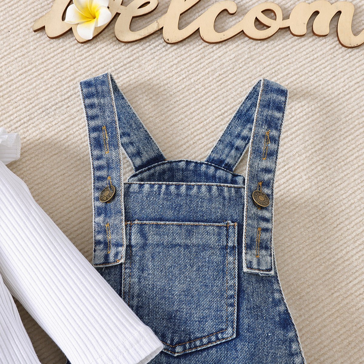 Completo Bambina 3 Pezzi Body Bianco, Gonna Salopette in Jeans e Fascia