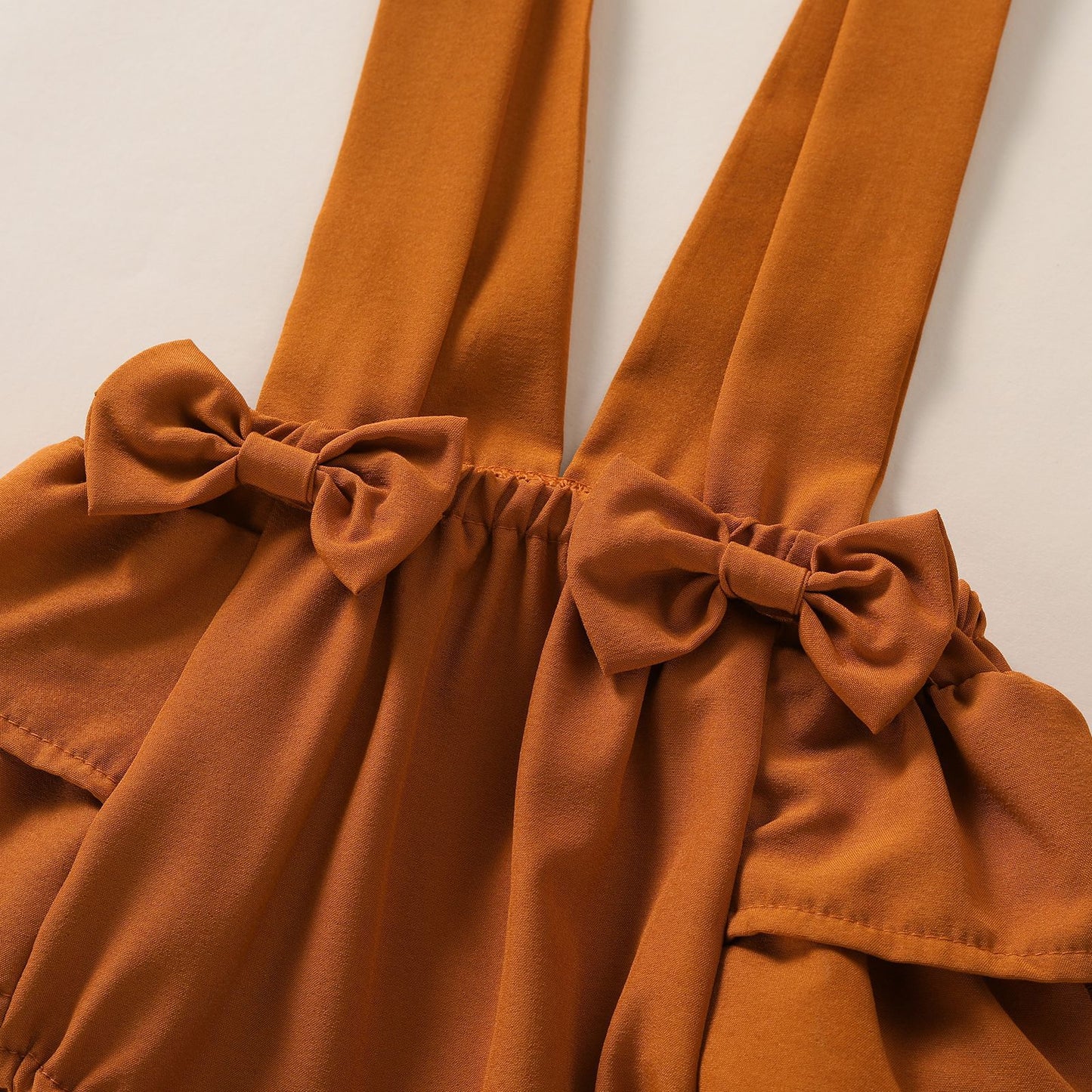 Completo Estivo 3 Pezzi Bimba – Top Bianco, Salopette Cognac e Fascia Fiocco