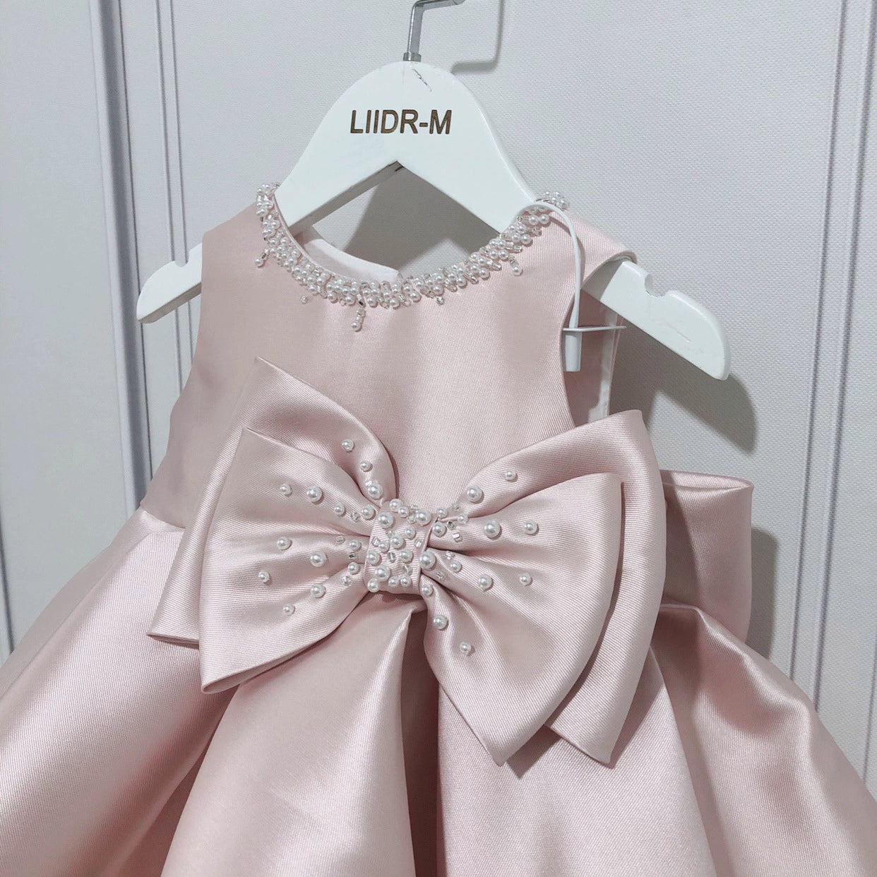 Abito Elegante Bambina Rosa con Fiocco – SCOLLATO E MANIUCA LUNGA