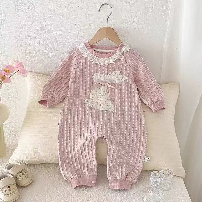 Tutina in maglia per neonata con coniglietto e colletto in pizzo
