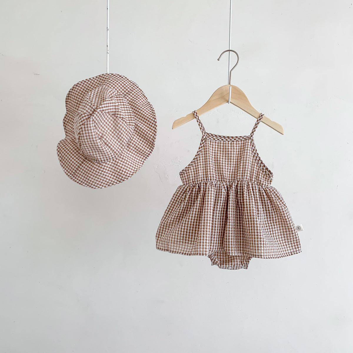Completo Estivo Vichy con Cappello Freschezza e Stile per le Giornate di Sole