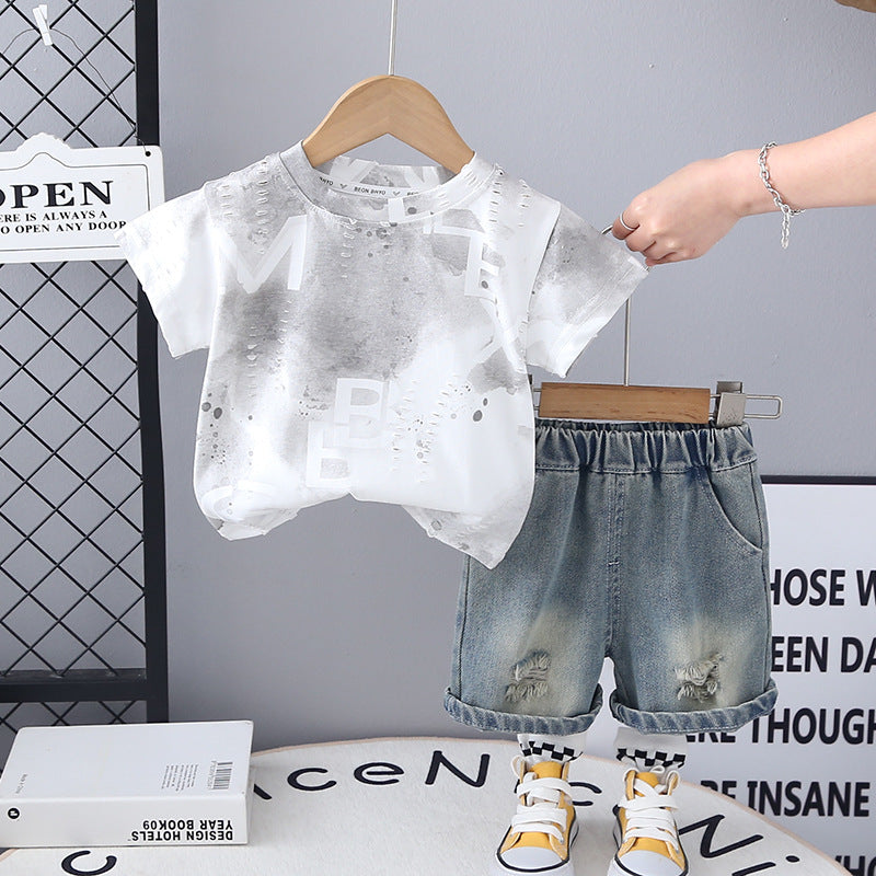 Completo Estivo Bimbo – T-shirt Celeste Astratta e Shorts in Denim