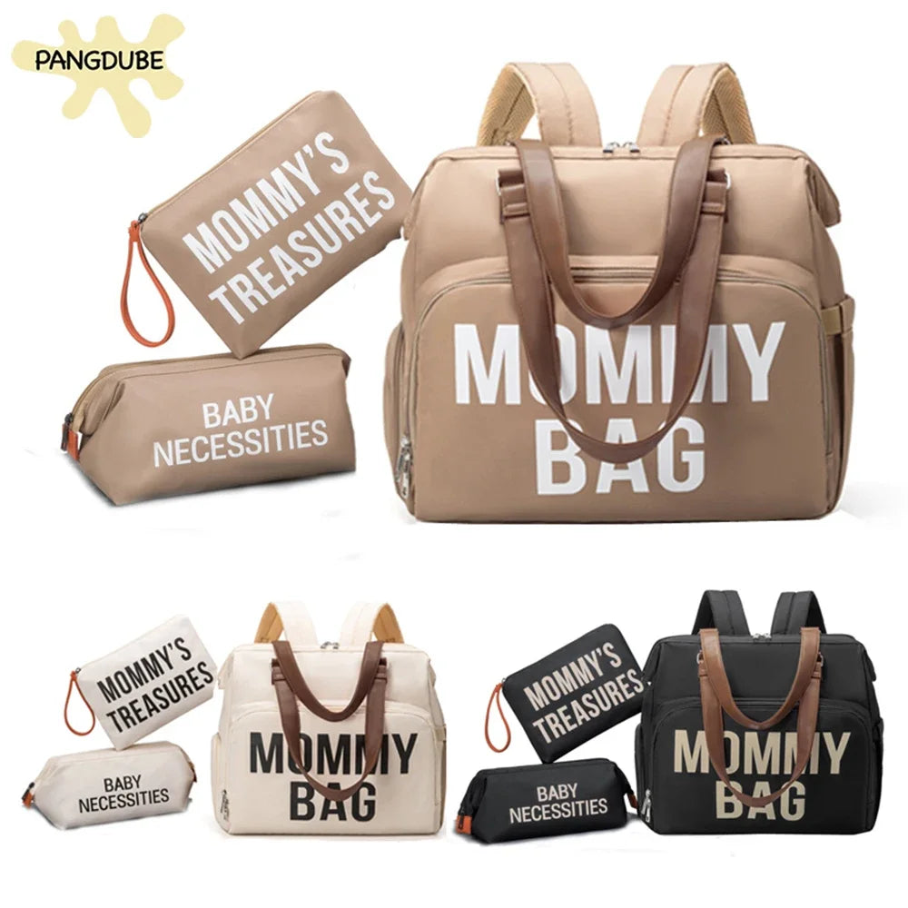 Bolso de mamá espacioso con bolsillos internos.