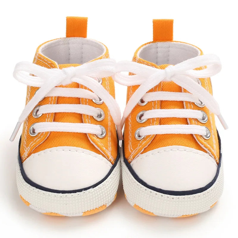Zapatos de bebé unisex de moda.