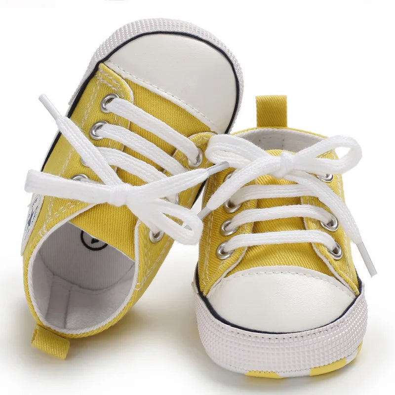 Zapatos de bebé unisex de moda.