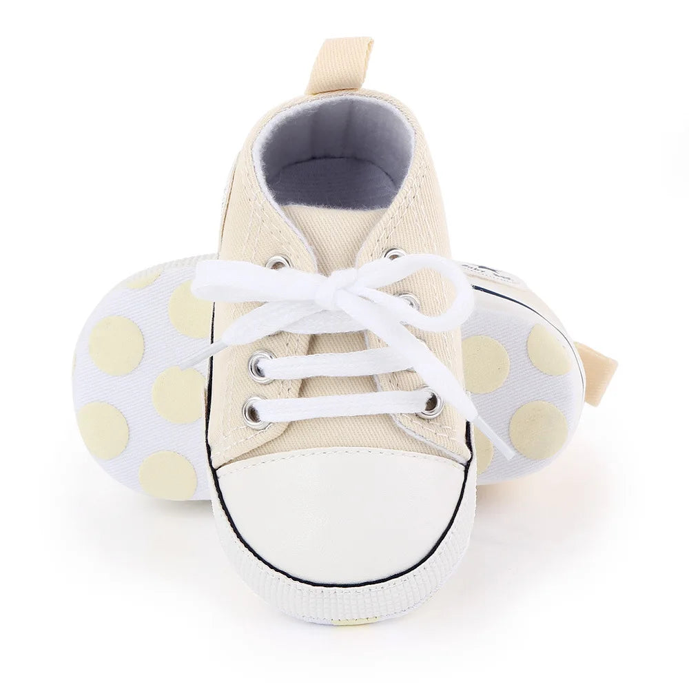 Zapatos de bebé unisex de moda.