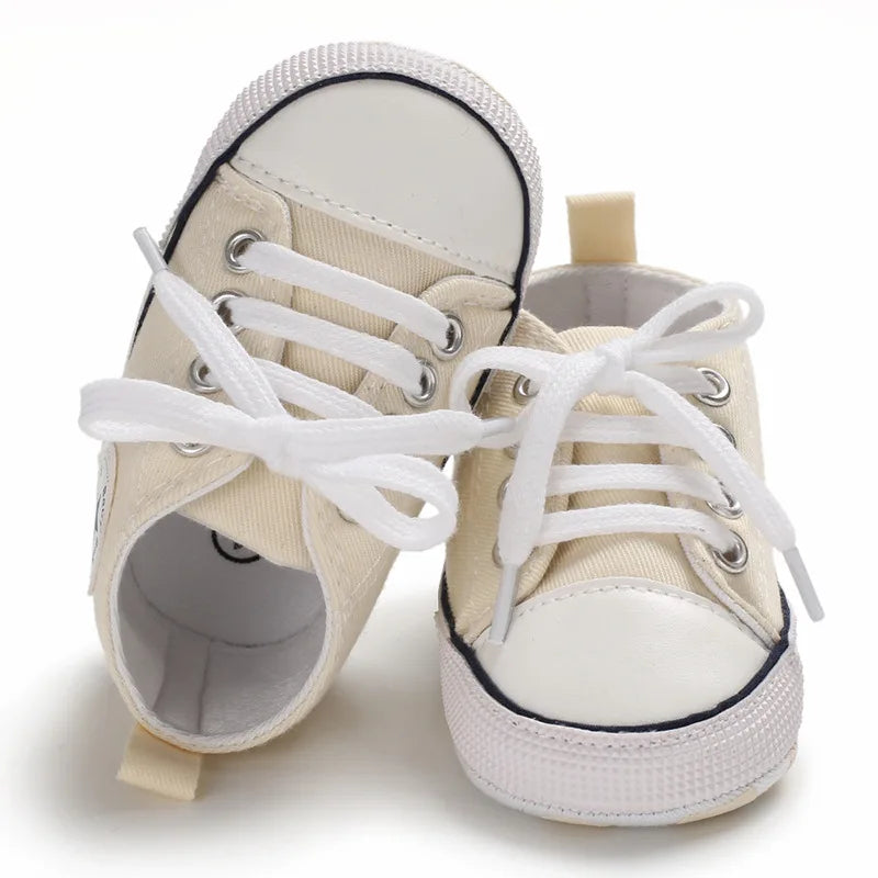 Zapatos de bebé unisex de moda.