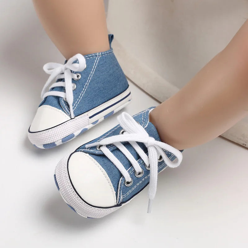 Zapatos de bebé unisex de moda.