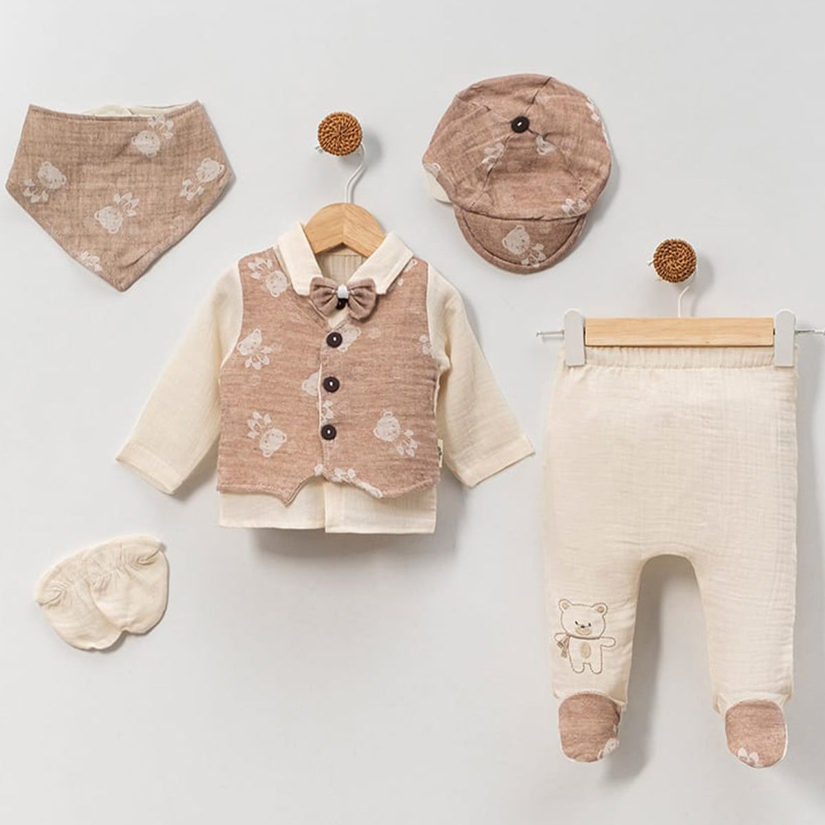 Set Bimbo Elegante per Neonato – Completo 5 Pezzi con Gilet Ricamato Beige