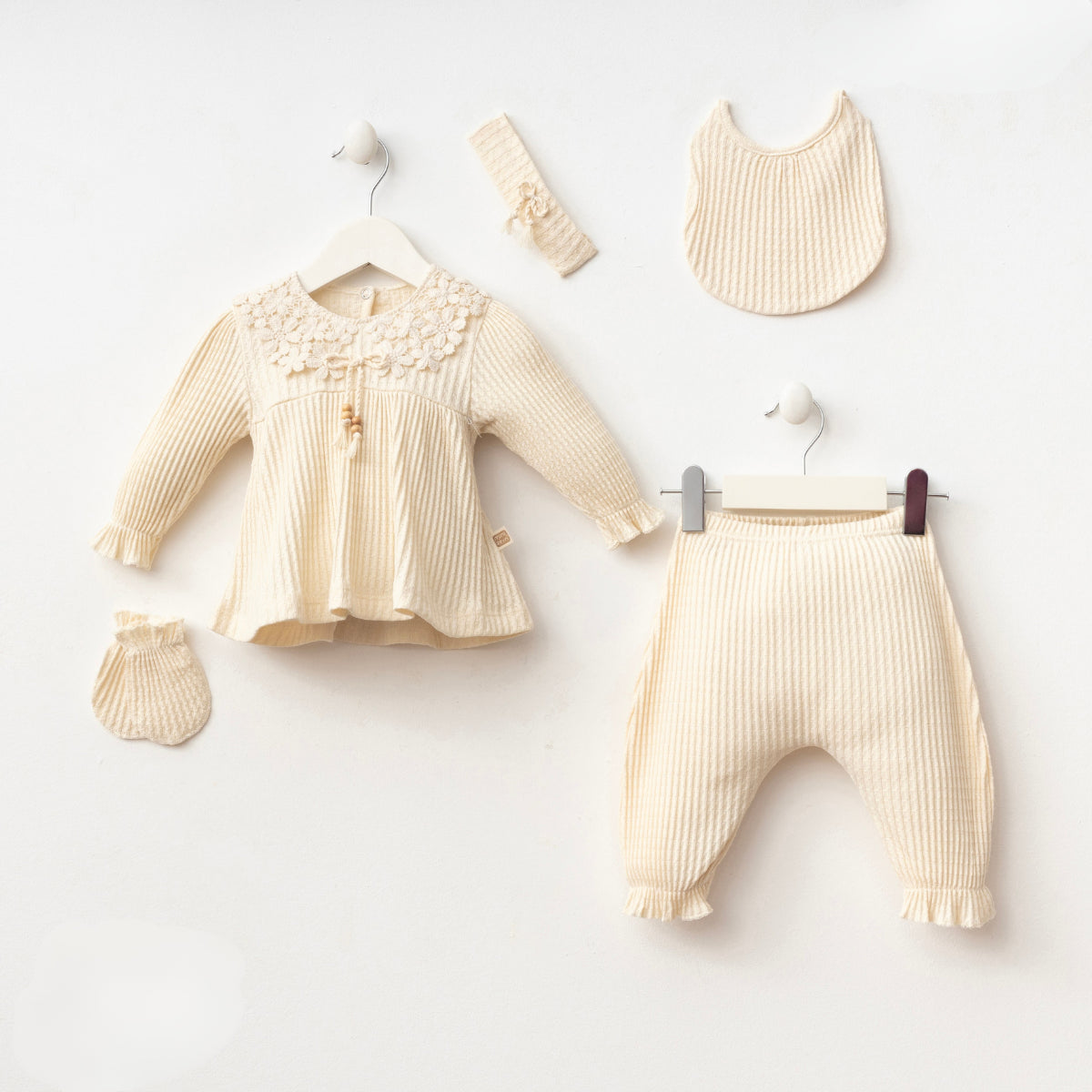 Set Neonato 5 Pezzi in Maglia Avorio Elegante con Dettagli Ricamati