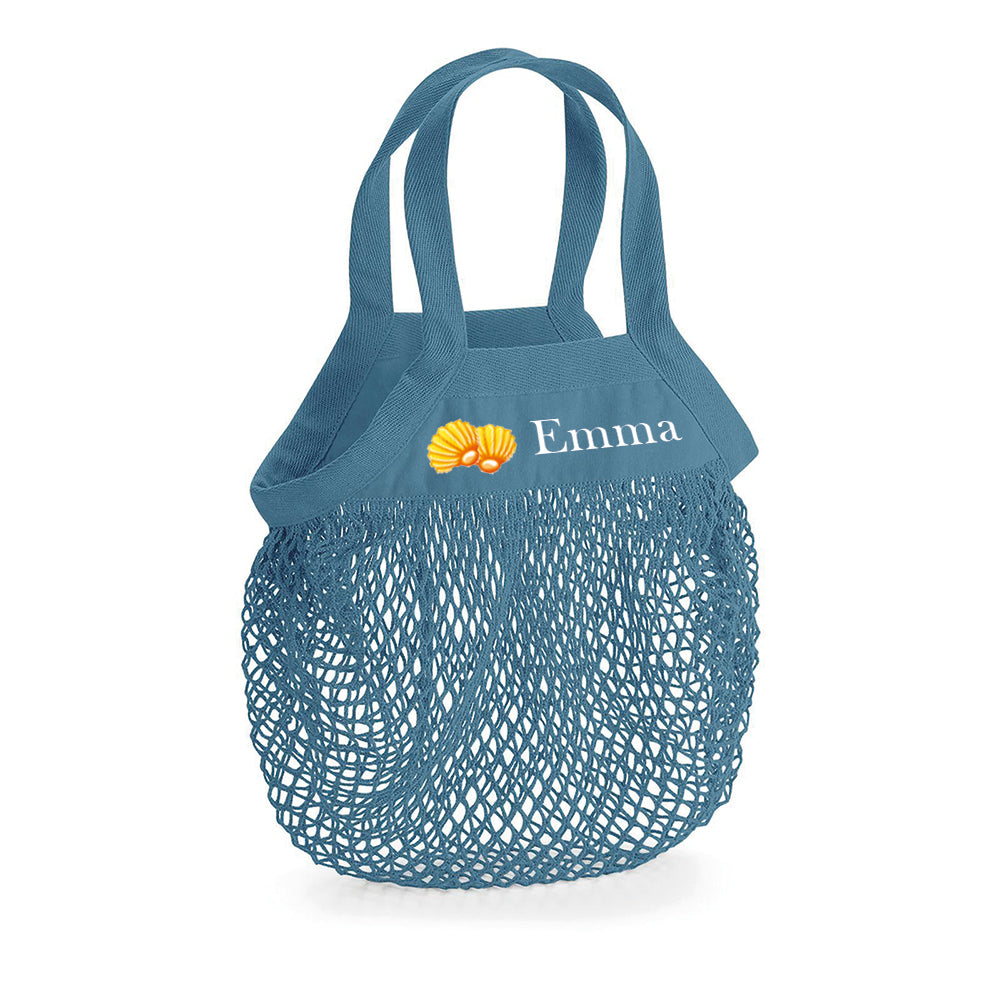 Cesta personalizada de juegos junto al mar