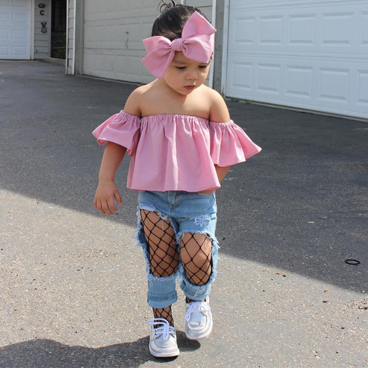 Set Bambina alla Moda: Top Rosa con Volant e Jeans Strappati