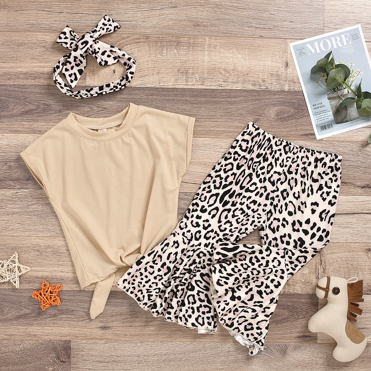 Completo bambina 3 pezzi – T-shirt beige, pantaloni animalier e fascia