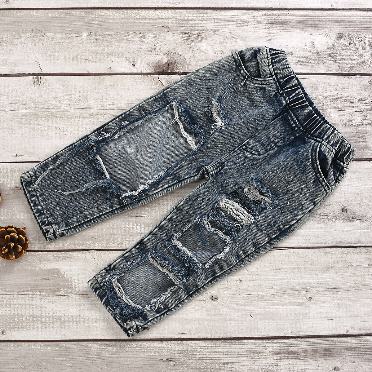 Completo bambina con maglia a pompon e jeans strappati