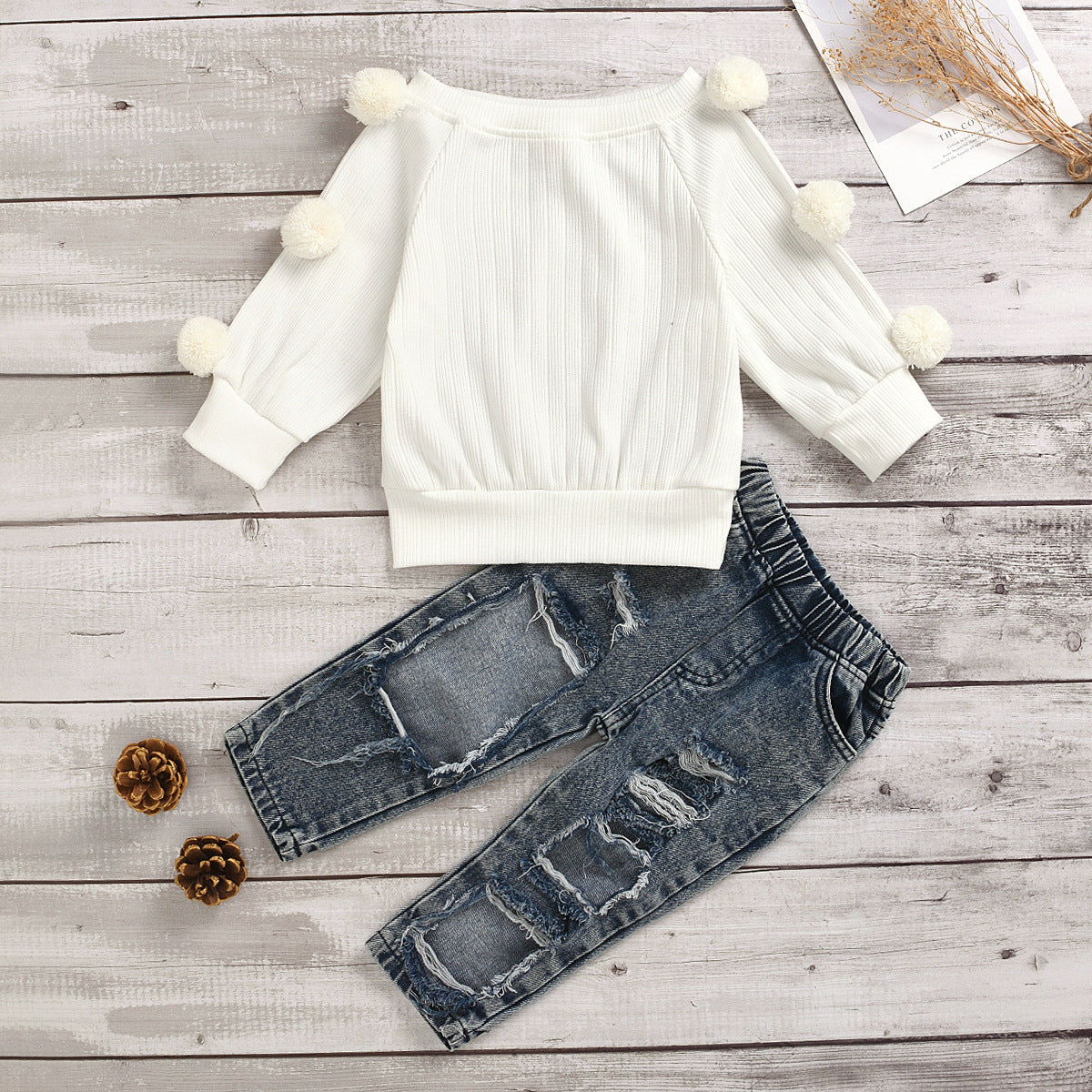 Completo bambina con maglia a pompon e jeans strappati