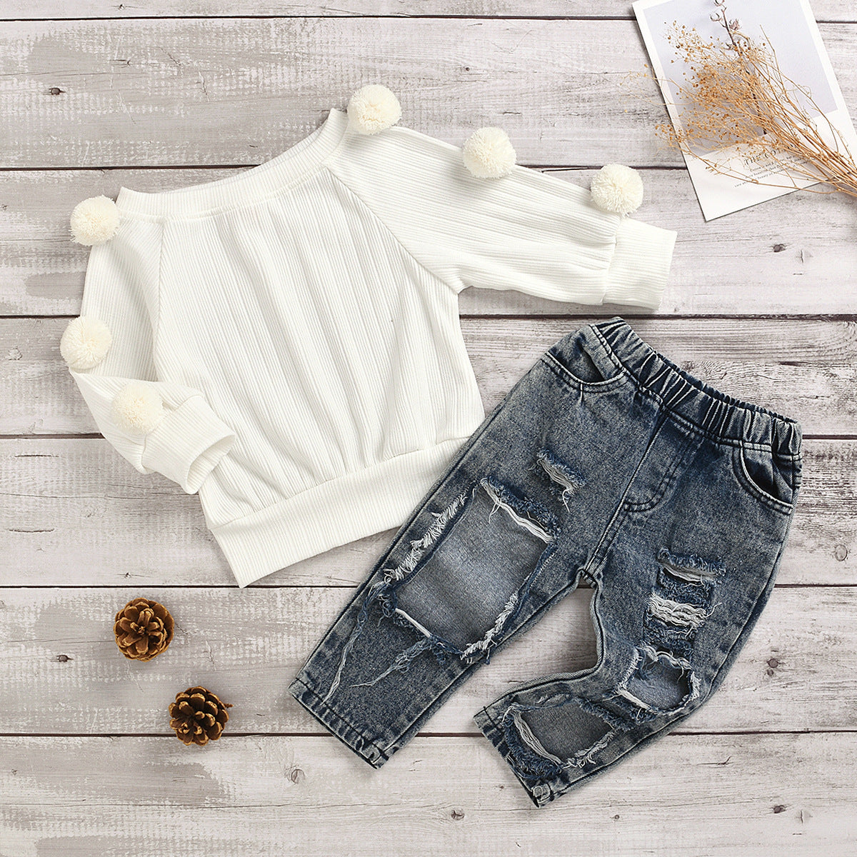 Completo bambina con maglia a pompon e jeans strappati