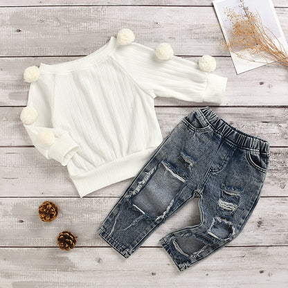Completo bambina con maglia a pompon e jeans strappati