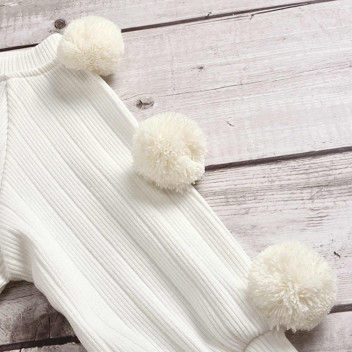Completo bambina con maglia a pompon e jeans strappati
