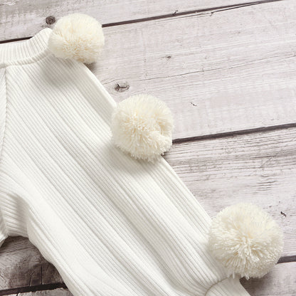 Completo bambina con maglia a pompon e jeans strappati