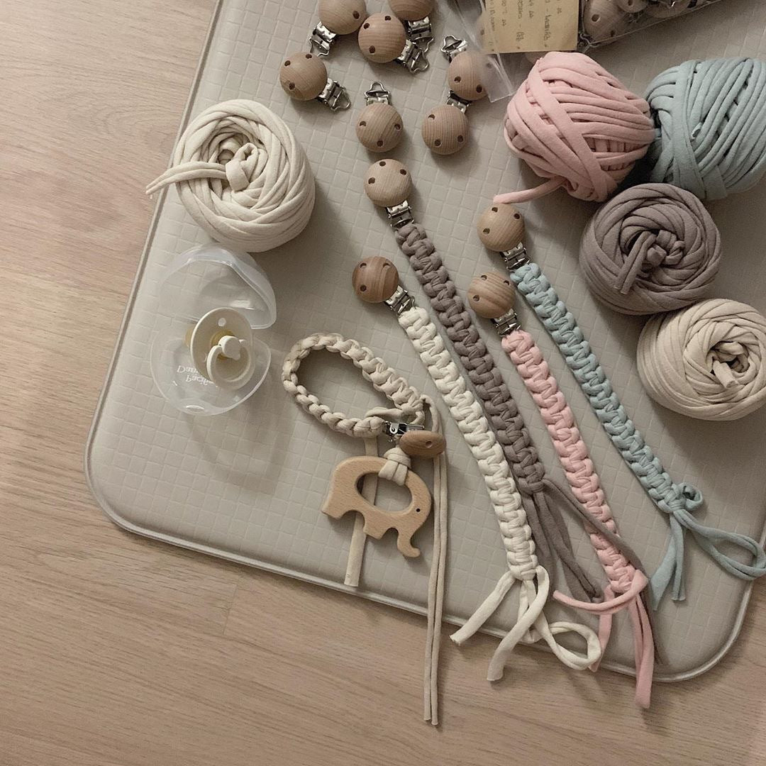 Catenella Porta Ciuccio in Cotone Intrecciato con Clip in Legno – Vari Colori