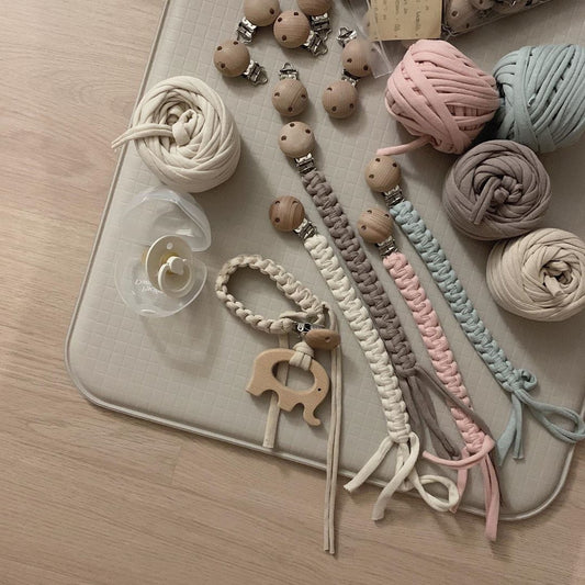Catenella Porta Ciuccio in Cotone Intrecciato con Clip in Legno – Vari Colori