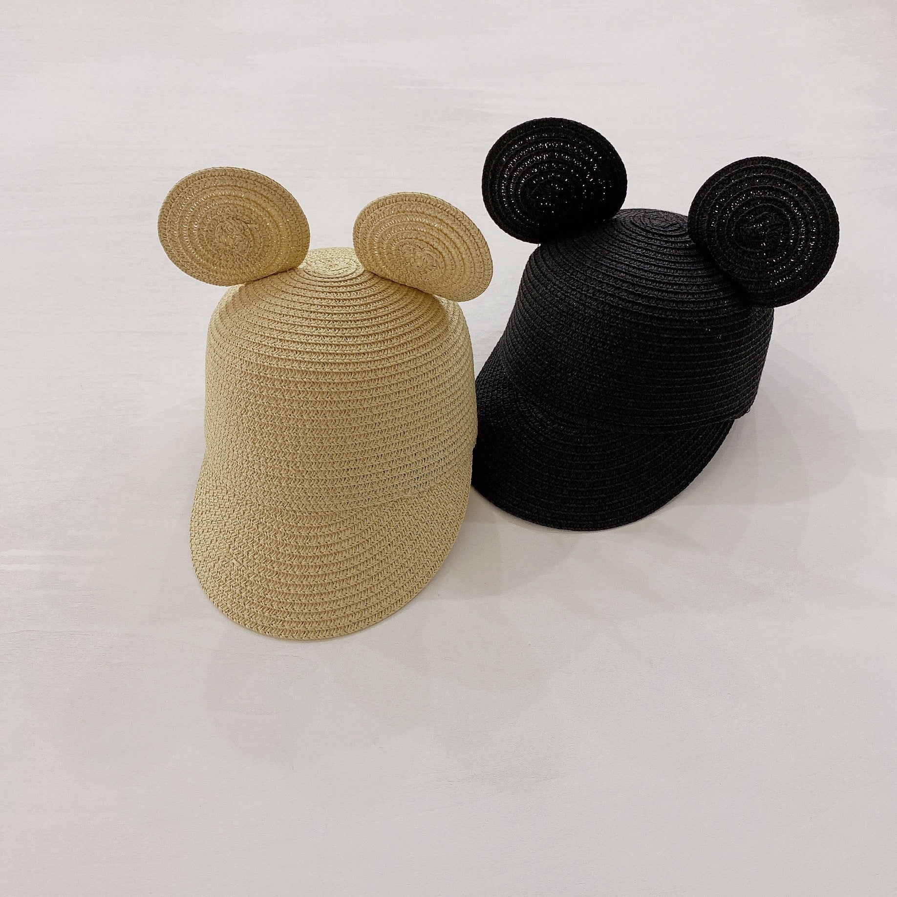 Cappellino bambino con orecchie in paglia intrecciata