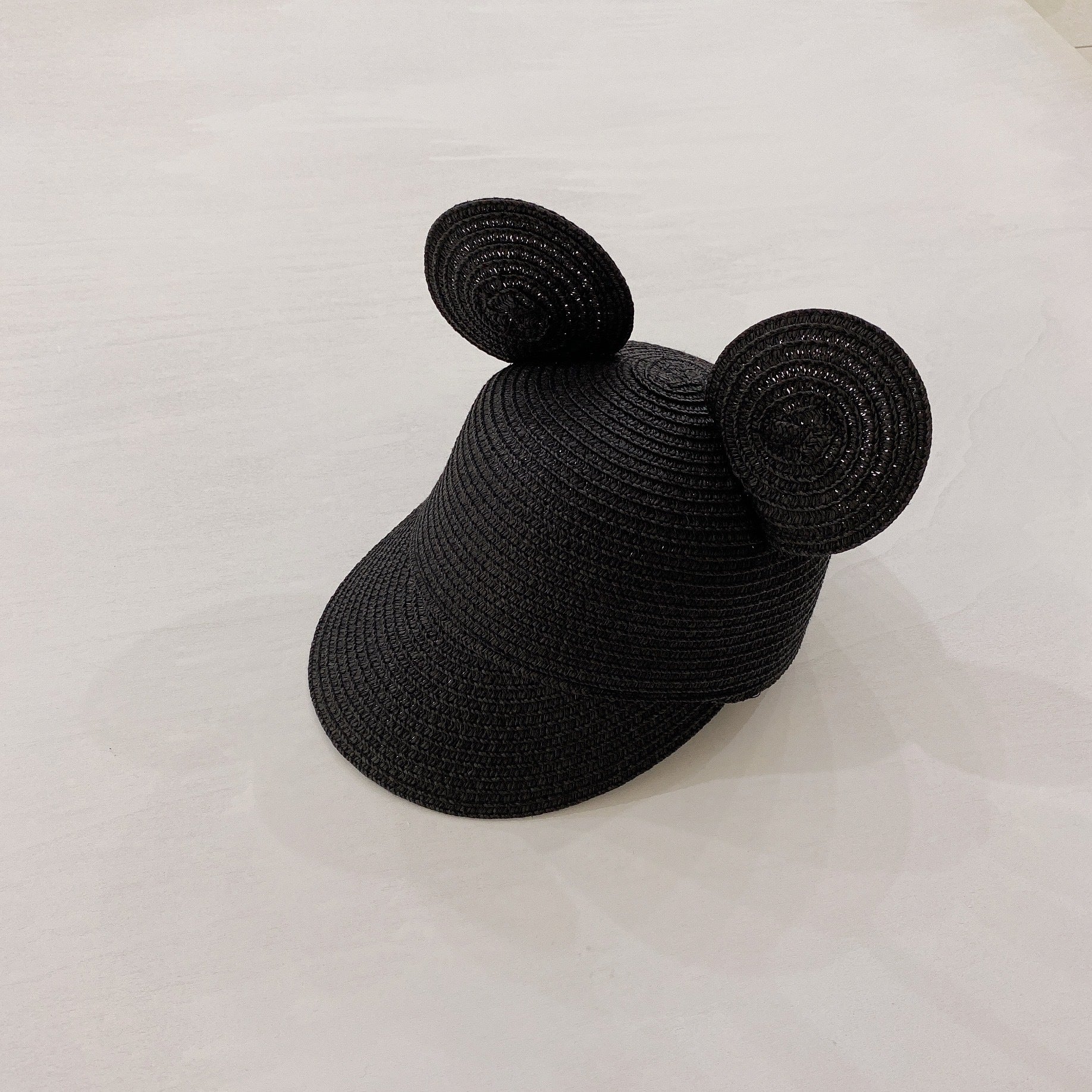 Cappellino bambino con orecchie in paglia intrecciata