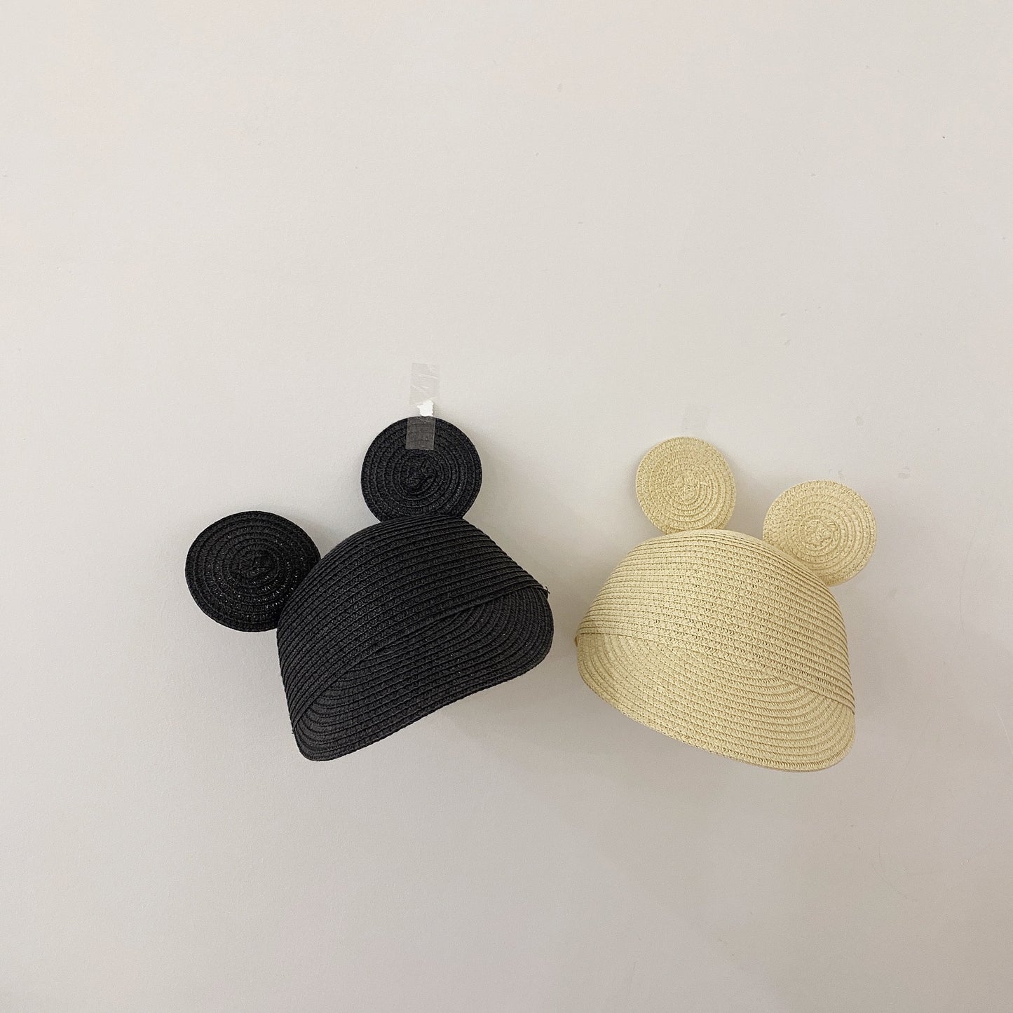 Cappellino bambino con orecchie in paglia intrecciata