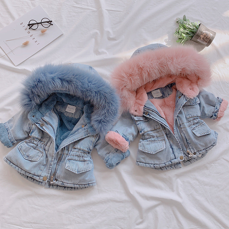 Giacca in jeans con interno peluche e cappuccio in eco-pelliccia – Bambina