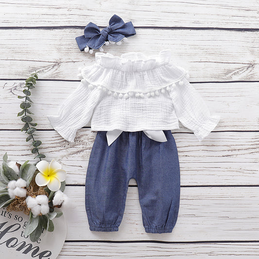 Blusa Bianca con Pompon, Pantaloni Denim e Fascia Coordinata