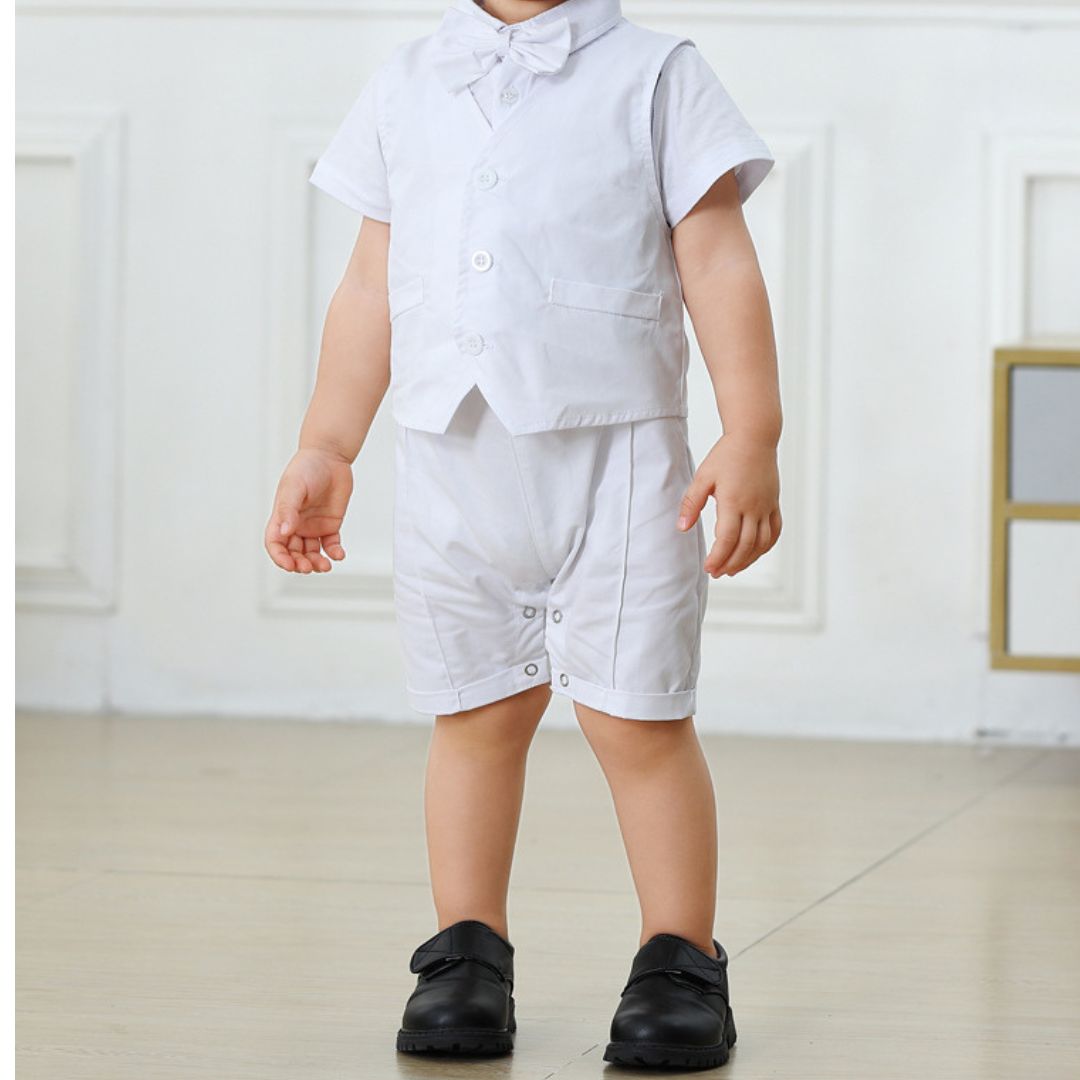Completo elegante bianco per neonato   camicia , pantaloncini , gilet e papillon