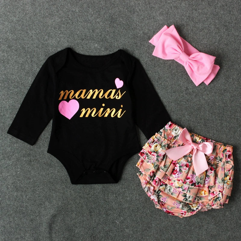 Set Neonata 3 Pezzi “Mama’s Mini” – Body, Pantaloncino a Volant e Fascia