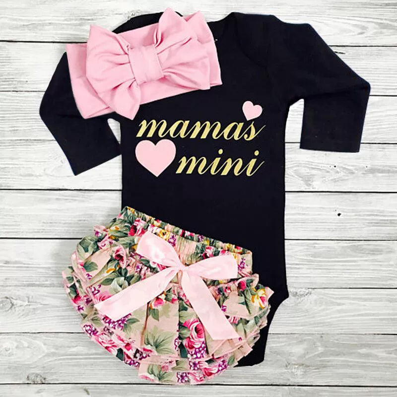 Set Neonata 3 Pezzi “Mama’s Mini” – Body, Pantaloncino a Volant e Fascia