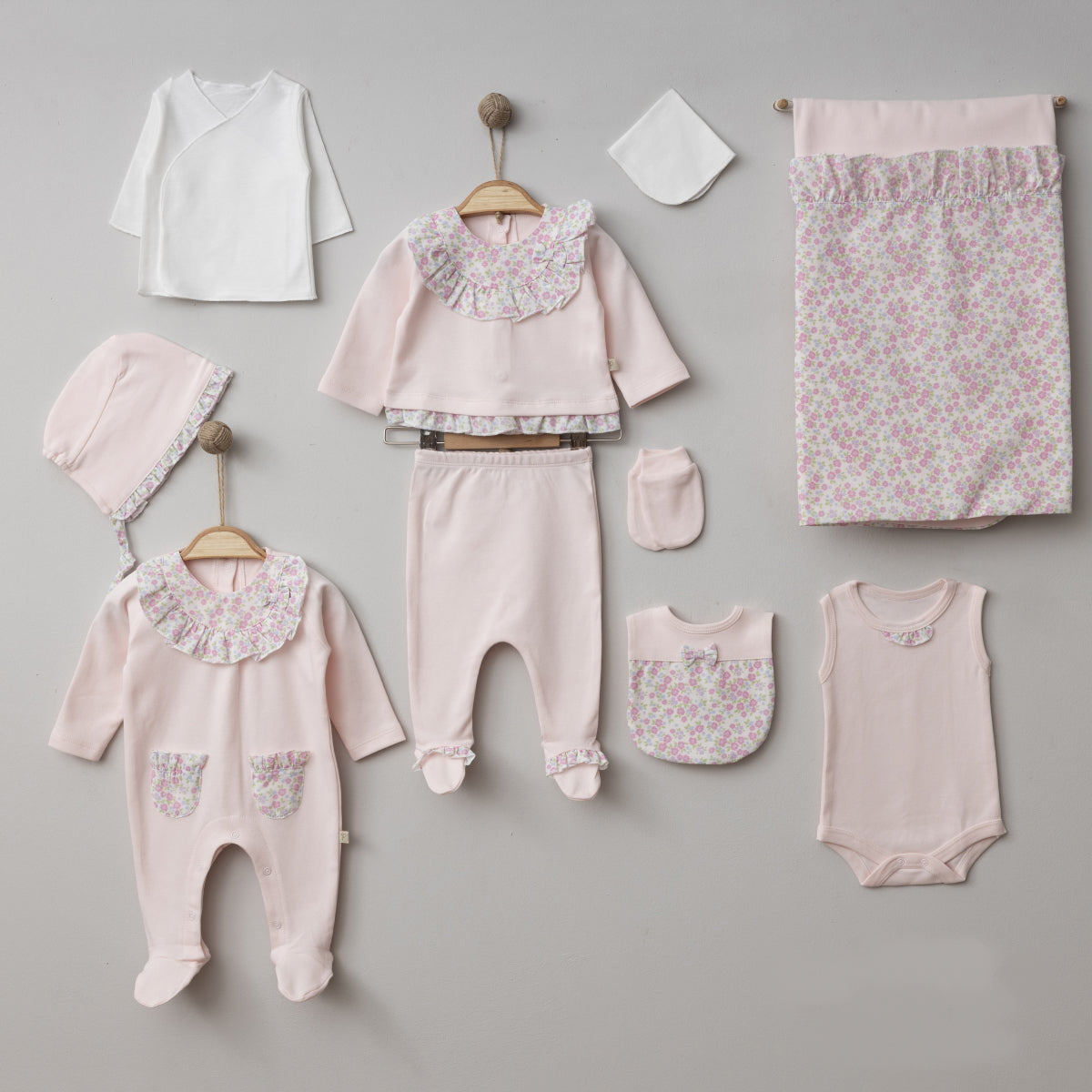 Set Neonata Rosa 10 Pezzi con Dettagli Floreali – Eleganza e Delicatezza