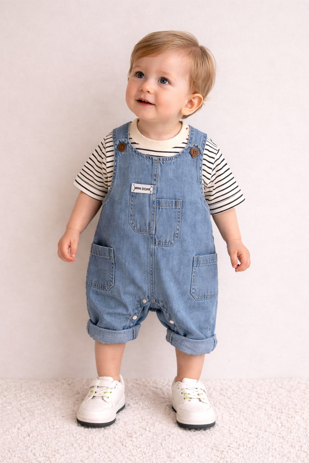 Completo Neonato 2 Pezzi – Maglia a Righe + Salopette Jeans con Tasche