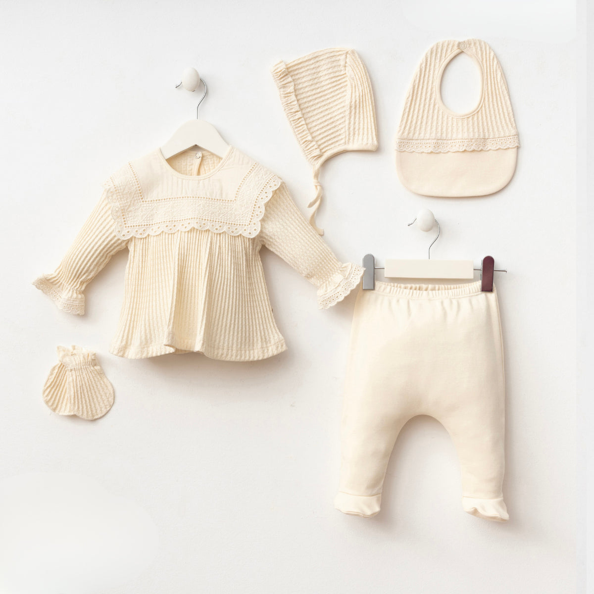 Set Neonato 5 Pezzi in Maglia a Costine  Eleganza Avorio con Dettagli in Pizzo