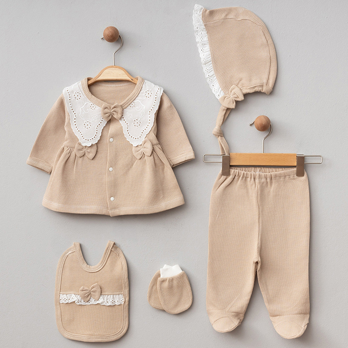 Set Neonato 5 Pezzi Beige con Colletto Ricamato – Eleganza e Comfort