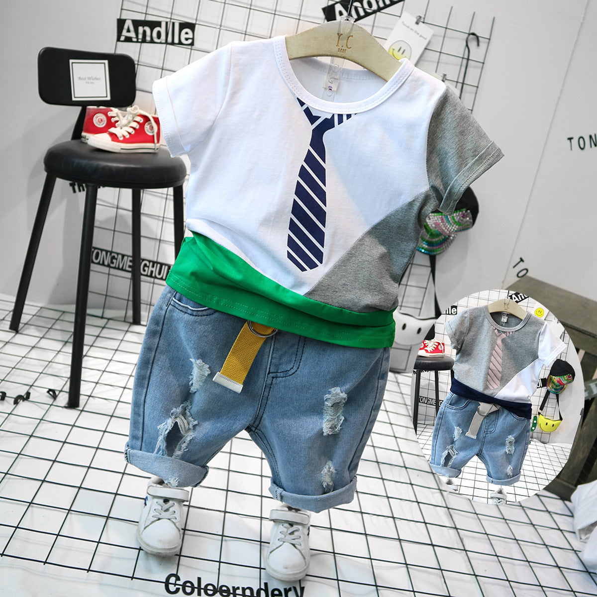 Completo Bambino Casual - T-shirt con Cravatta Stampata e Jeans Strappati