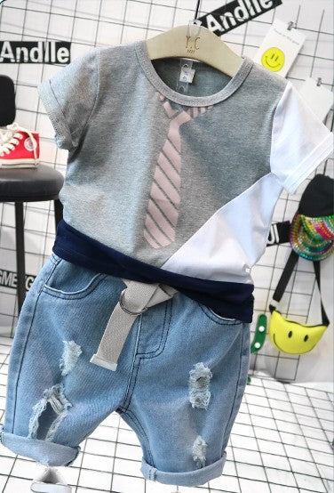 Completo Bambino Casual - T-shirt con Cravatta Stampata e Jeans Strappati