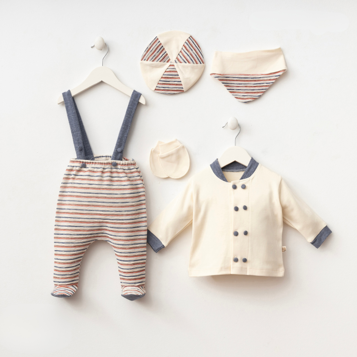 Set Neonato 5 Pezzi con Bretelle – Look Naturale Beige e Panna